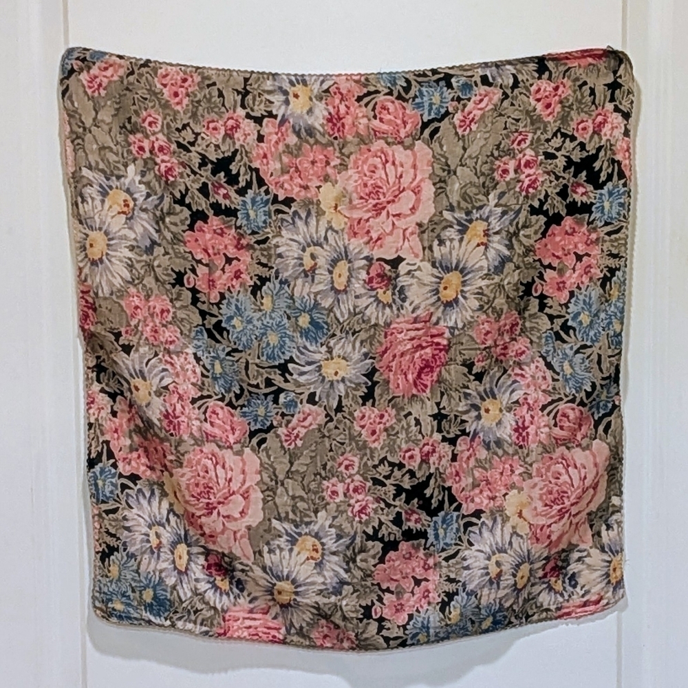 NWOT Beckwoman  21”x21” Black and Pink Floral Ascot Scarf - Picture 4 of 4